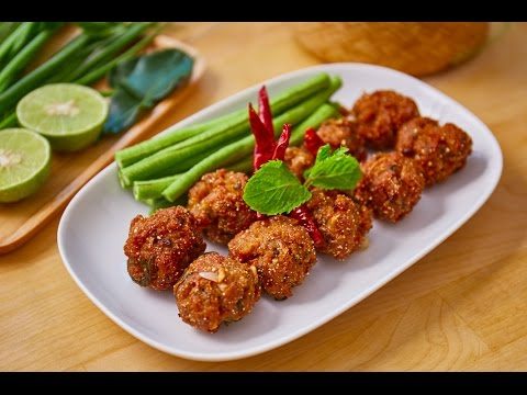 Deep-fried laab served with fresh vegetables